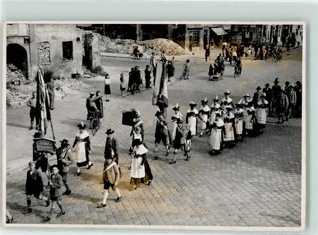 13189509 - 8000 Muenchen Oktoberfest Festumzug Tracht Radfahrer Ort lt.