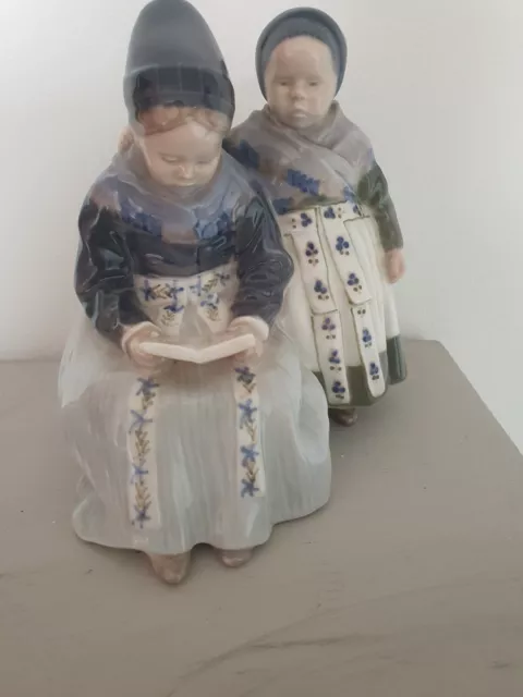 Royal Copenhagen Figurine Reading Amager Girls No 1395