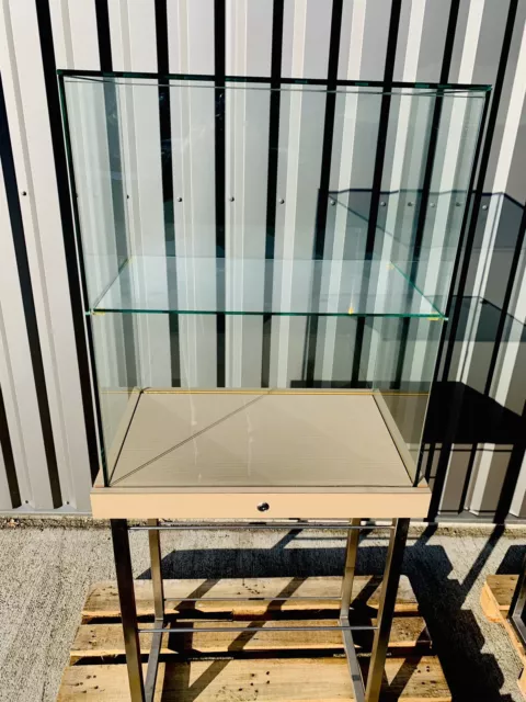 Présentoir en verre.