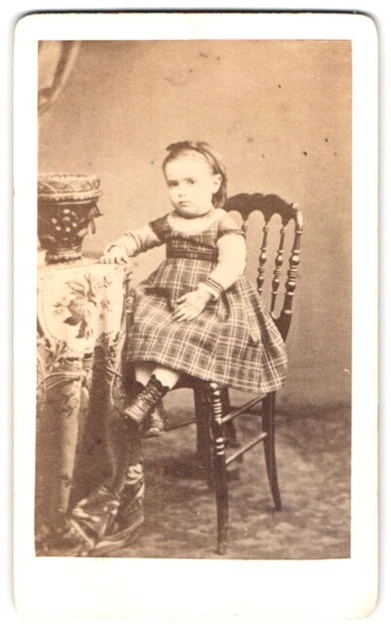 Fotografie Fotograf und Ort unbekannt, Portrait Mädchen im karierten Kleid mit