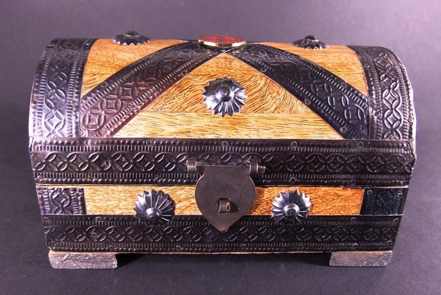 Scrigno segreto di legno e ferro battuto con croci di Malta templare