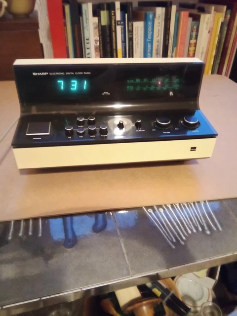 Radio Réveil electronique vintage SHARP FY 70 CH