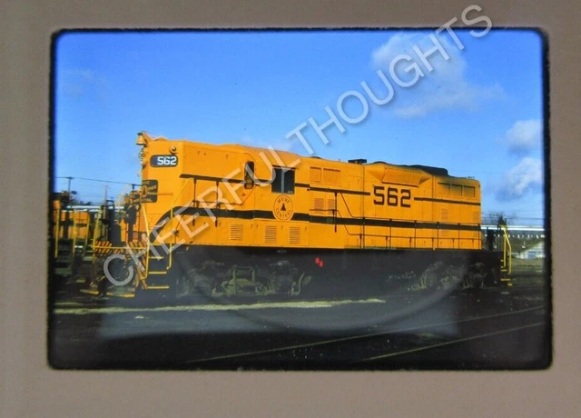 Duplicate?  '75 Kodachrome Slide MEC Maine Central 562 GP7 Fresh Paint   37Q3