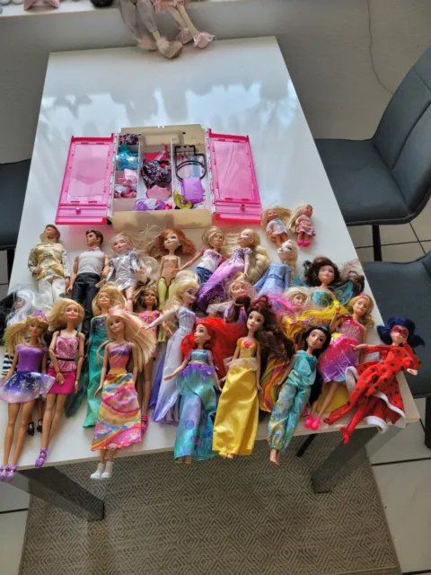 Barbie Puppen Konvolut , 19xBarbie, 2xKent, 2xKind und einen Kleiderschrank.