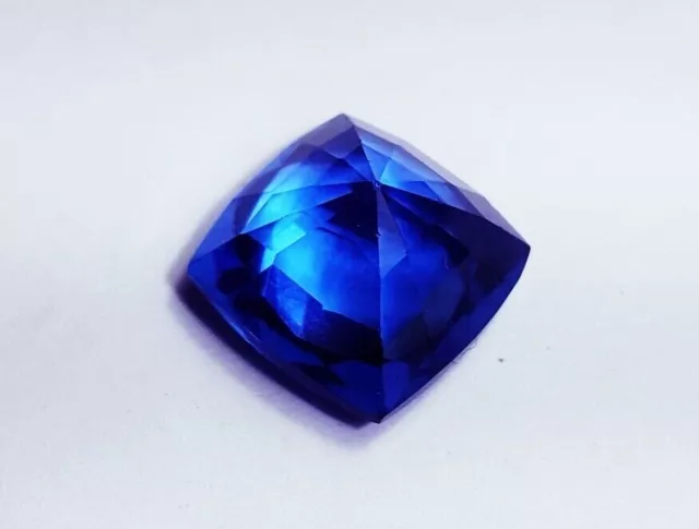 Magnifique tanzanite de 10,50 carats avec certificat.