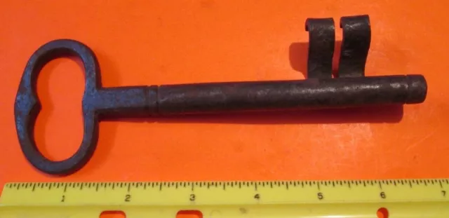 VINTAGE EARLY 1800 s HAND FORGED CAST IRON BIG SKELETON KEY RETRO 6.5 INCH LONG