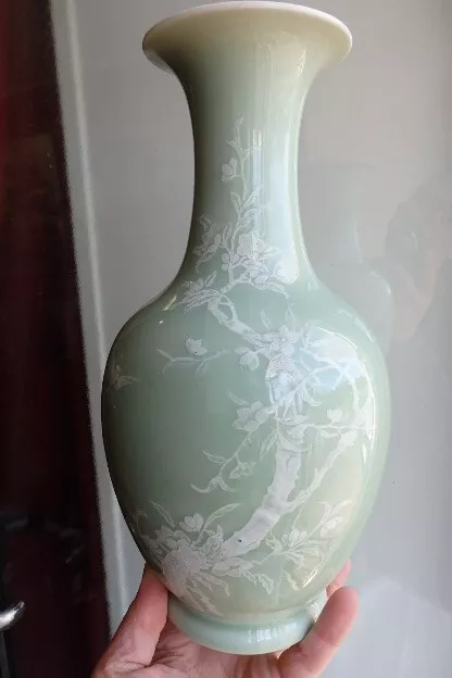 Vase en porcelaine de Chine céladon à décor de Prunus