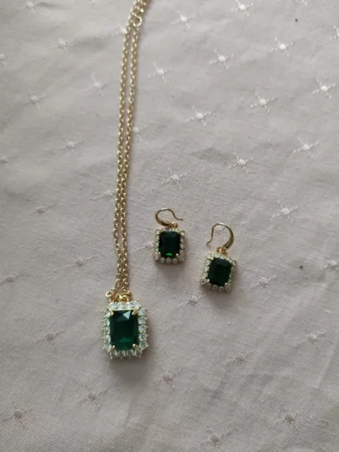 goldfarbenes Schmuckset mit Kette und Ohrringen