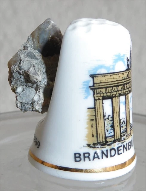 PORZELLAN-FINGERHUT MIT BERLINER-MAUER-STÜCK, FRIKA Porzellan ...