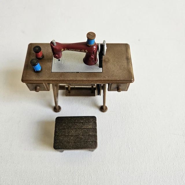 SYLVANIAN FAMILIES VINTAGE Red Singer Sewing Machine Moving Belt Calico