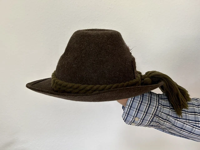 Cappello tradizionale con corda, nappe e gioielli in piuma, verde loden, ottime condizioni