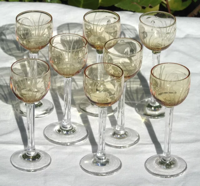 Lot de 8 verres à liqueur en cristal de couleur. Début Xxe s Haut. 10,3 cm