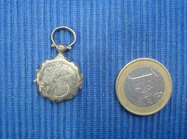Pendentif Ancien Ouvrant Reliquaire Porte-Photo En Argent Cisélé 800 - Léger Bombage