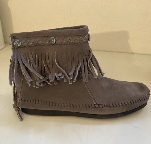 MINNETONKA Suede Fringe Ankle Bootie Moccasin Back Zip Grey Womens Size 7.5 NICE