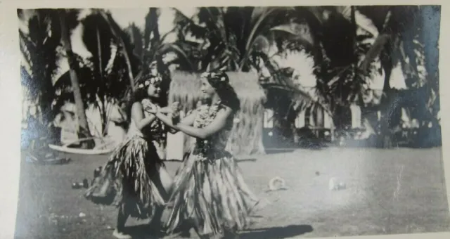Vintage Groups Hawaiian Dancers Dancing Photo (B1)