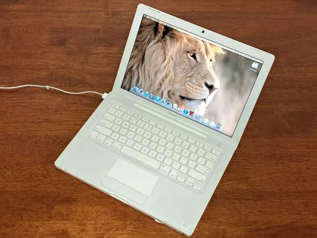 Apple MacBook A1181 Early 2009 - Core 2 Duo 2.0GHz - 2GB RAM - OSX 10.7.5 Lion 2
