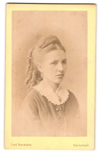 Fotografie Carl Backofen, Darmstadt, hübsche junge Frau in Kleid mit Korkenzieh