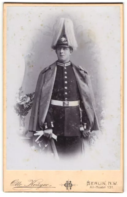 Fotografie Otto Krüger, Berlin, Alt Moabit 131, Garde-Soldat in Uniform mit Pic