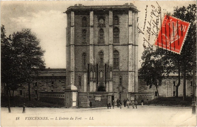 CPA Vincennes Entree du Fort (1347192)