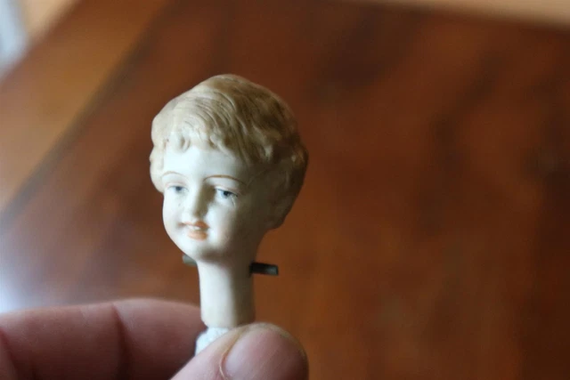 Ancienne poupée mignonette française - tête en biscuit yeux de verre