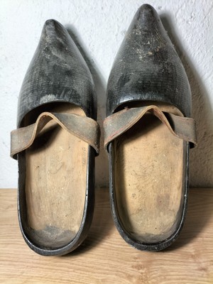 ANCIENNE PAIRE DE SABOTS BRETONS D'AURAY.CUIR AJOURE 