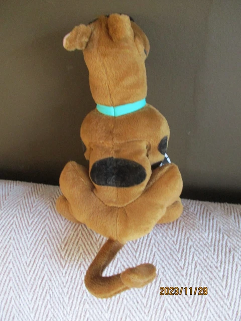 WACKY SCOOBY DOO Merchandise Sitting Scooby Doo With Football, Pre ...