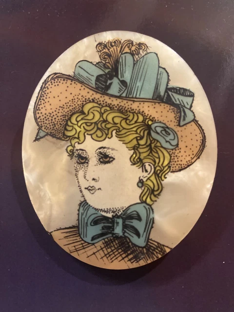 Broche Ancienne Léa Stein - Portrait D'élégante Sur Bakélite Crème - Vintage En Bon état