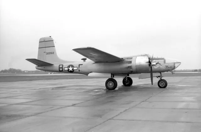 Cavalier AF, A-26C Invader, 43-22612 (N3710G) bei Mildenhall - original B&W neg