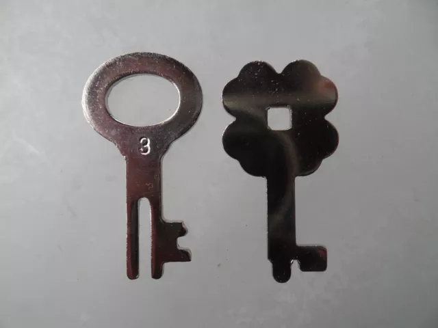 1 + 1 St. Ersatzschlüssel Nr. 3 + Kleeblatt für Spardose Spendendose Glücksklee 1 + 1 St. Ersatzschlüssel Nr. 3 + Kleeblatt für Spardose Spendendose Glücksklee