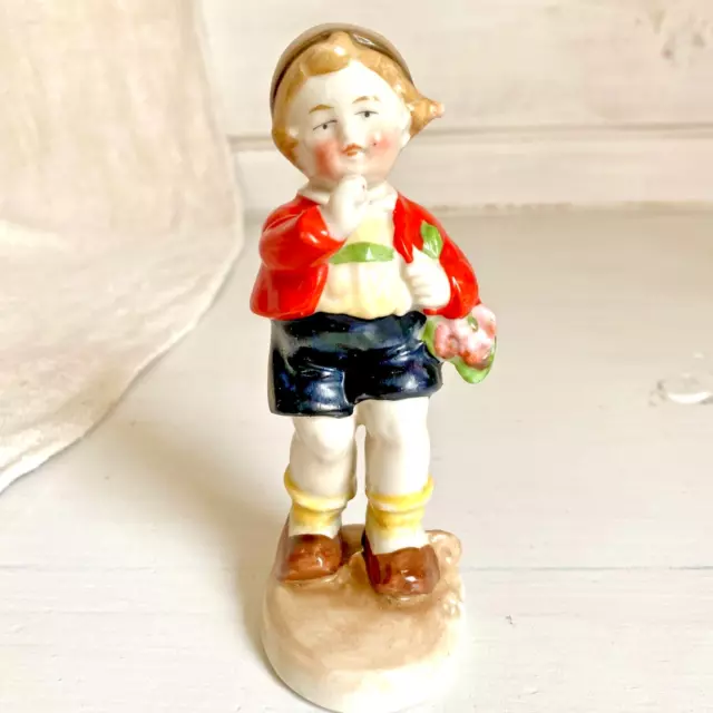 Alte Porzellan Figur kleiner Junge Kind mit Blumenstrauß handbemalt um 1950