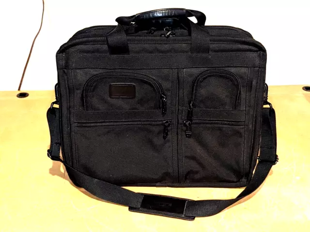 Black Tumi Alpha Deluxe Shoulder Messenger Bag Laptop Organizer Briefcase 2674D3