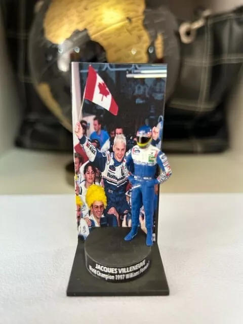 Figura 1/43 Jacques Villeneuve Williams 1997 World Champion + Podium Fórmula 1