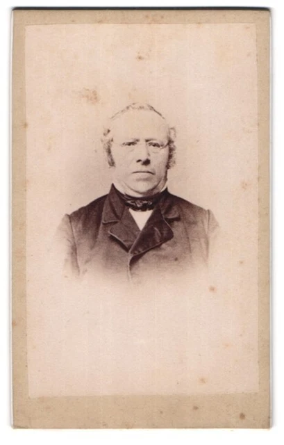 Fotografie unbekannter Fotograf und Ort, Portrait Herr mit Brille trägt Anzug u