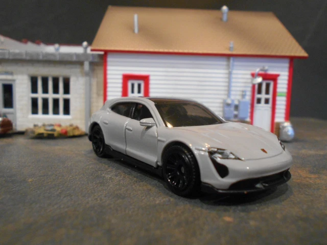 Matchbox Moving Parts - Porsche Taycan GTS Sport Turismo Borgogna 2024 - 1/64