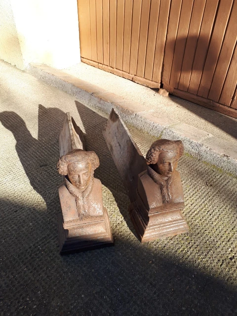 Paire de chenets anciens en fonte décor bustes de femmes, style second Empire. 