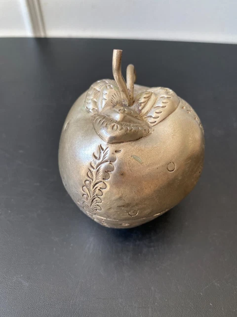 ANCIENNE BOÎTE EN forme de pomme, métal argenté – décor ciselé ...