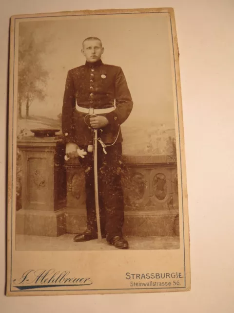 Strassburg i. E. - stehender Soldat in Uniform mit Säbel Orden - Kulisse / CDV