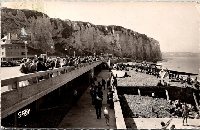 *41334 cpsm Dieppe - La Plage et les Falaises