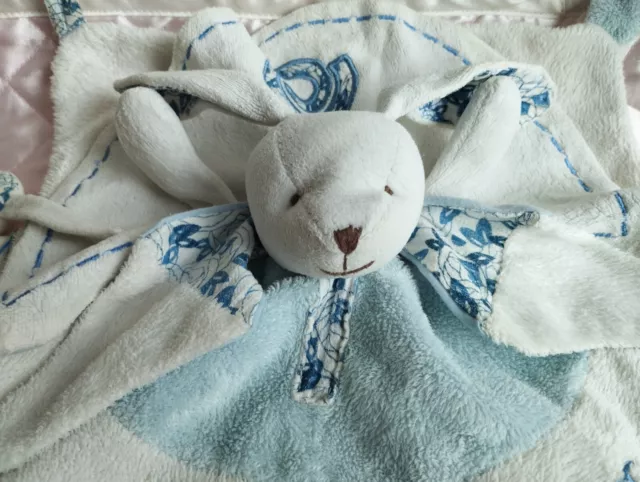Doudou et compagnie Tatoo Lapin Plat  blanc et Bleu Ciel Imprimé fleurs