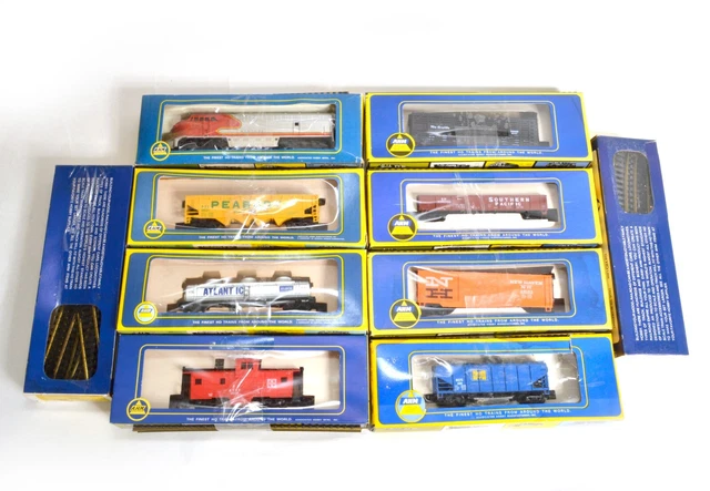 Vtg AHM HO Scale Model Train Mixed Lot 8 Cars Curved Tracks Santa Fe AS IS