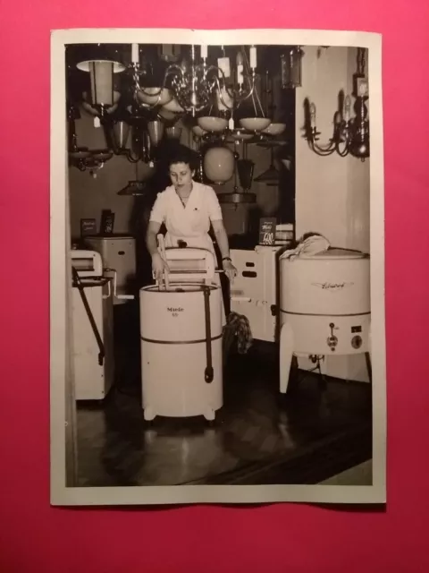 Altes Foto antik Laden Frau Geschäft Miele 65 Waschmaschine woman work old Photo