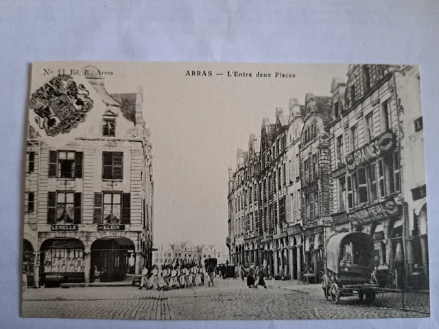 CPA  ARRAS l'entre-deux place animée et les commerces  dept-62