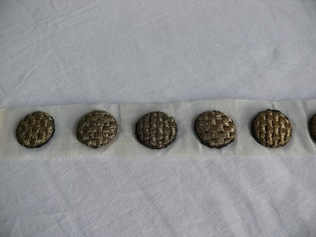 Lot De 24 Petits Boutons Anciens En Passementerie Argentée - État Occasion