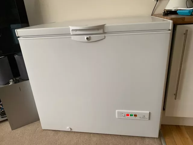 Indesit White Mid-Size Chest Freezer (Nearly N e w)