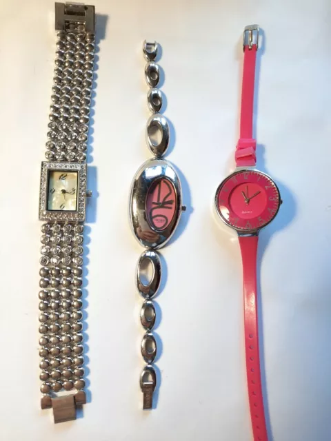 SET TRE OROLOGI DA DONNA, BREIL TRIBE,uno Avon e uno Fucsia al quarzo.Pile nuove