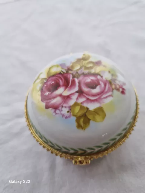 Petite boite en Porcelaine avec fleurs et dorures
