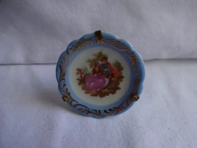 LIMOGES, FRANCE, LA REINE PORCELAIN FRAGONARD LOVERS SCENE DIAMETER 4.5 cm