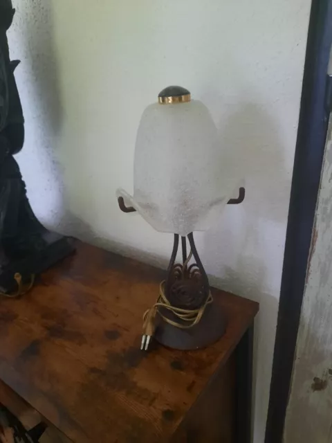 Lampe en fer forgé, tulipe en pâte de verre blanche, art déco