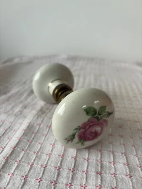 Anciennes poignées/boutons de porte en porcelaine et laiton