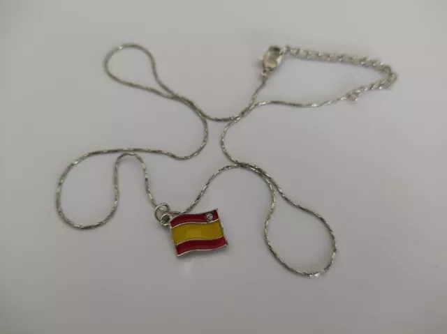 Precioso colgante de metal con bandera de ESPAÑA.